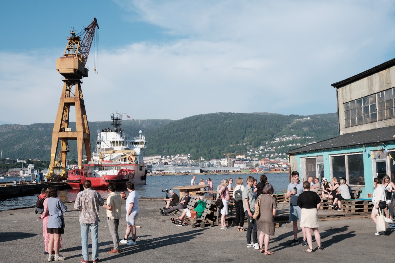 Bilde 1 Bergen BOBY og Initiativ:Laksevåg inviterte til byutviklingshelaften ved den gamle smien på Laksevåg Verft, en solfylt junidag i Bergen. Foto: Ørjan Olsen Furnes